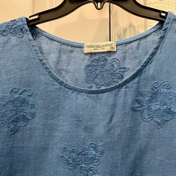 Linen Dress with embroidery details - Picture 2 of 4